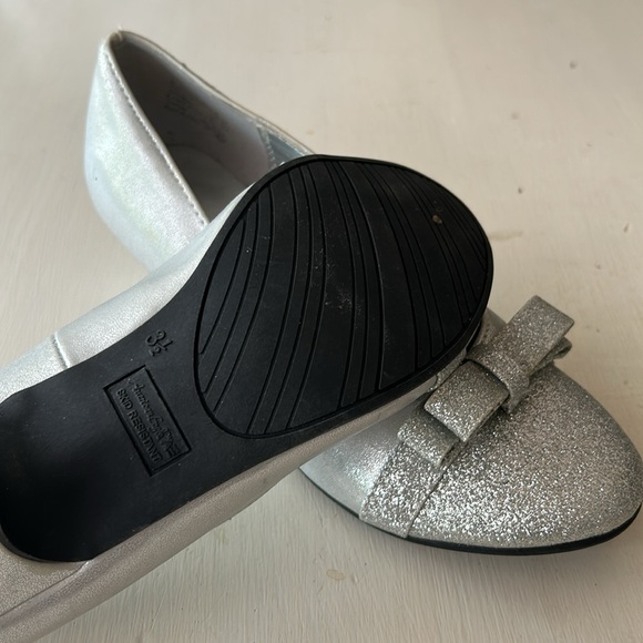 American Eagle Outfitters low heel silver/metallic bow girls shoes size 3.5 - Picture 9 of 9
